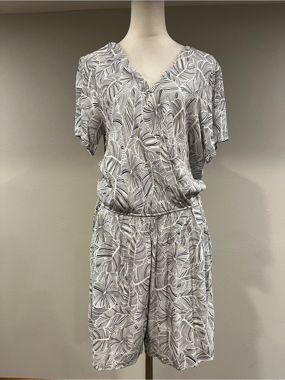 Nine West Leaf-Print V-Neck short sleeves romper